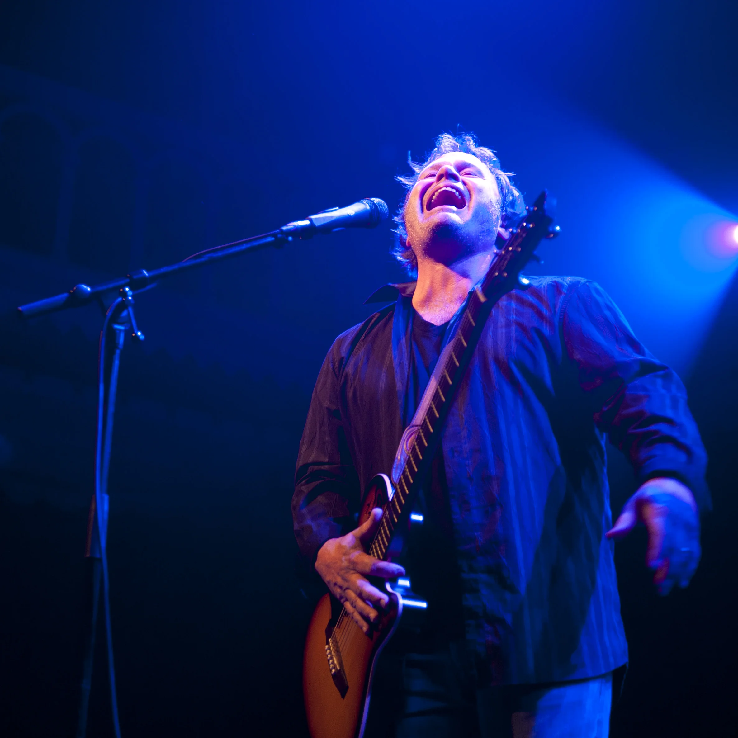 Martin_Sexton_performing_in_Paradiso,_Amsterdam,_September_13_2011.jpg