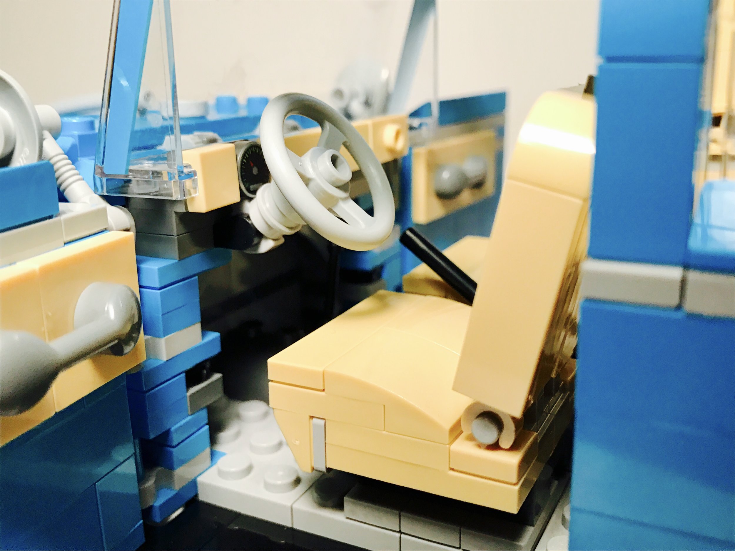 The speedometer is achieved via a frequently-used 1x1 round tile print.