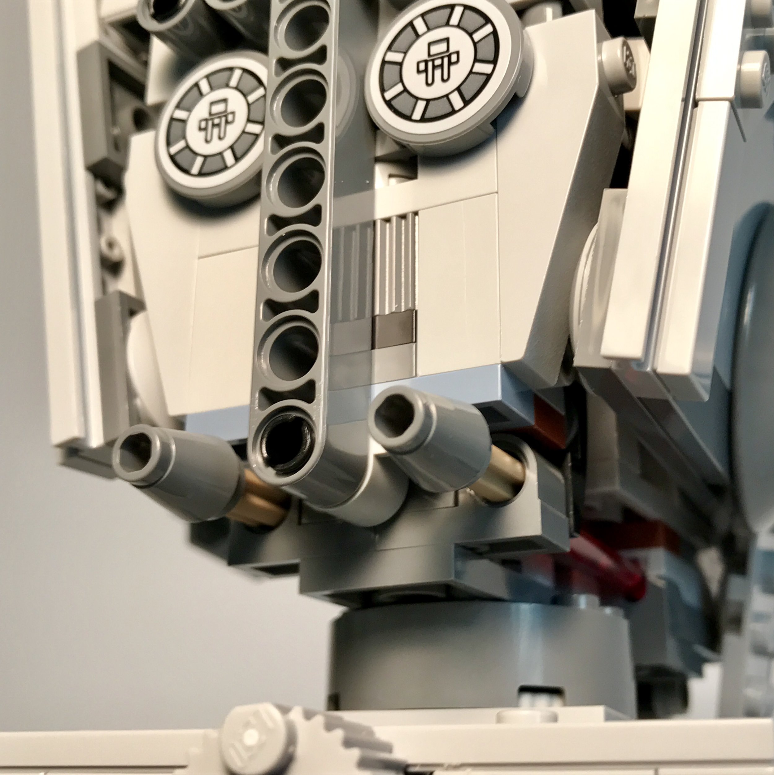 Activate spring-loaded missiles located on the front of the model by pushing one of the two 1x1 cone pieces located on the back of the model inward.