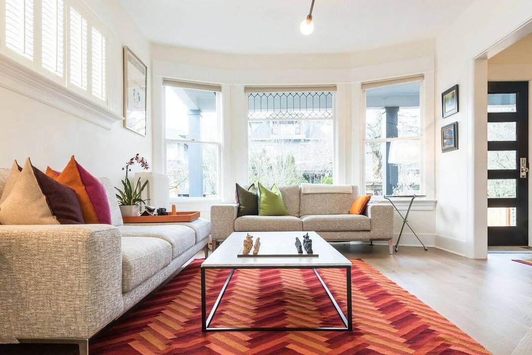 ♟️A beautiful chess set can complement any type of home decor, like ours at our 1911 Queen Anne home, where Jason and our son Hudson are often entwined in a game. This family pastime has picked up thanks to the popularity of The Queen's Gambit. As so