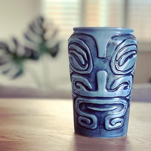 New mug arrived in the mail from @tradervicsworldwide 🍹🗿I&rsquo;m in love with the color!
.
.
#tikimug #tiki #tradervics