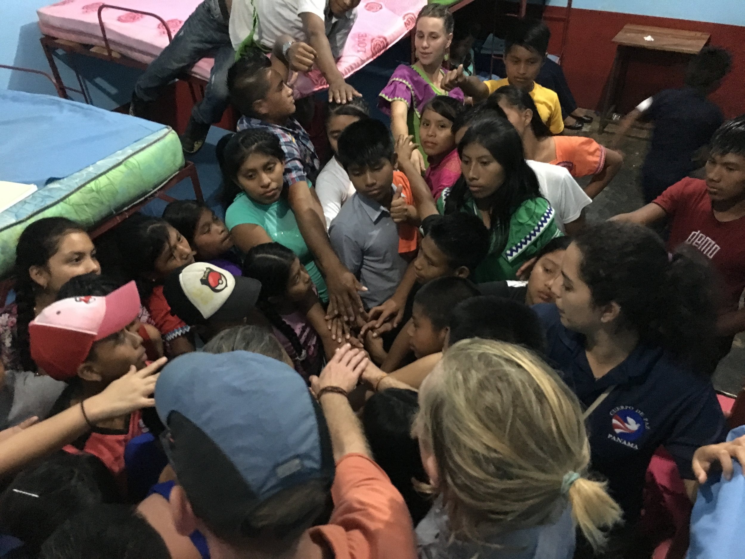 Huddle before the Tole performance (Panama Camp 2017)