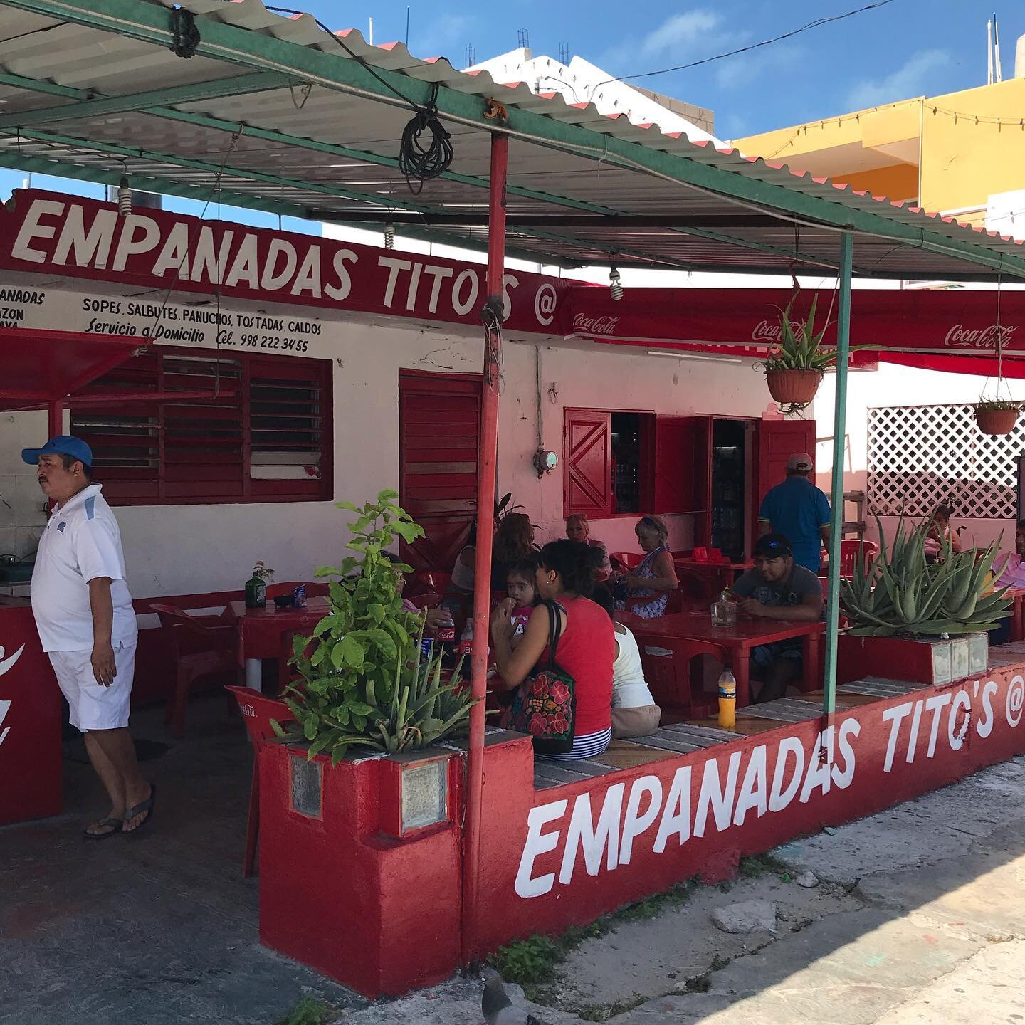 TRAVEL GUIDE: Mexican taquerias and loncherias. How do you know what is authentic? How do you avoid the ones laid out to trap unwitting Norteamericanos? Some helpful hints:
1. There is no menu
2. If there is a menu, it is only in Spanish
3. They are 