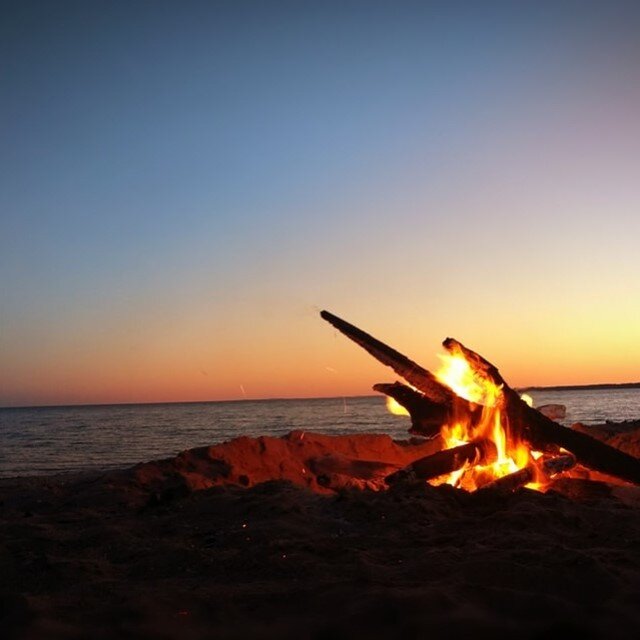Annnnddddd with the cool evenings starting to show their face we can confidently say that's a wrap on summer! ⁠
⁠
-------⁠
⁠
⁠
📸: by Clayton Holmes⁠
⁠
#2plankslife #ModernAdventuresHeritageStyle  #bonfire #beach #campfire #photooftheday #instagood #
