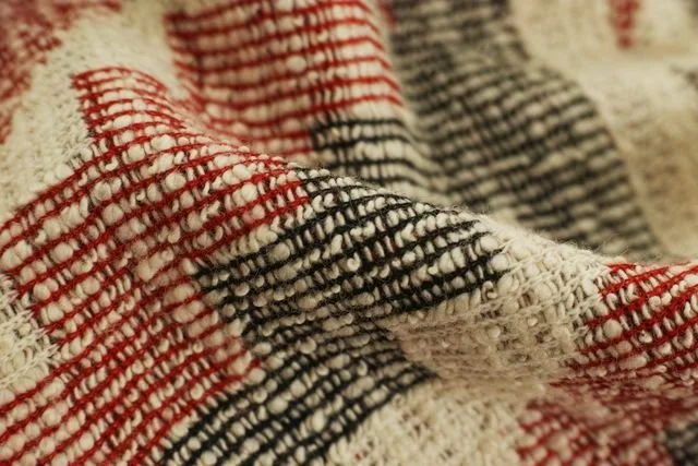 Blanket with different coloured threads