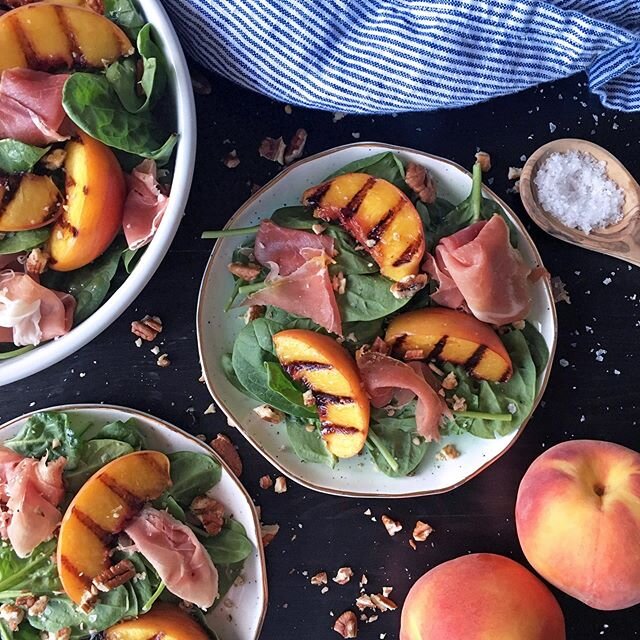 More Summer Whole30 inspiration! Time for a simple grilled peach and prosciutto salad! Perfect weeknight meal! Recipe is on the blog!