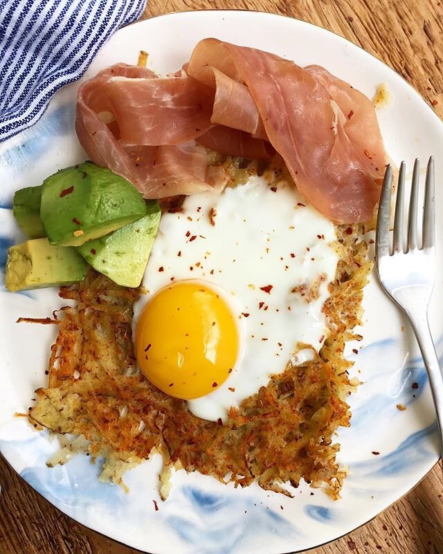 Brightening up a rainy day with my favorite sunny side up breakfast bake! Shredded potatoes, eggs, prosciutto, and avocado! 🥑🥔🍳 Recipe is on the blog. How is everyone starting their long weekend?