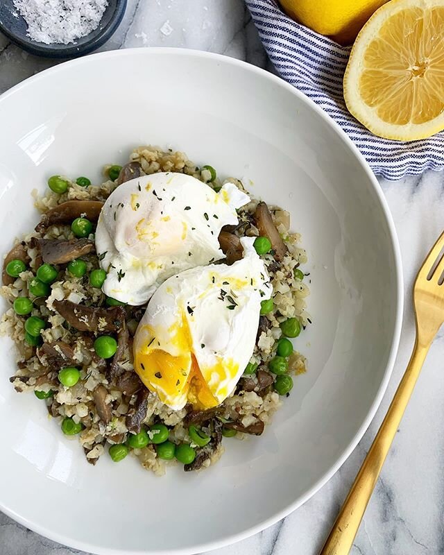 Feels like a comfort food breakfast kind of morning. Whole30 Mushroom &amp; Pea Cauliflower &ldquo;Risotto&rdquo; with poached eggs! Creaminess from mixing eggs in with your cauliflower rice just like you would if you were making carbonara! Definitel