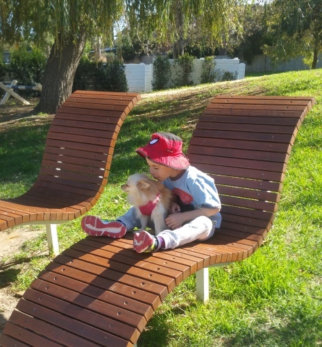 Sunny kisses Maxi.jpg