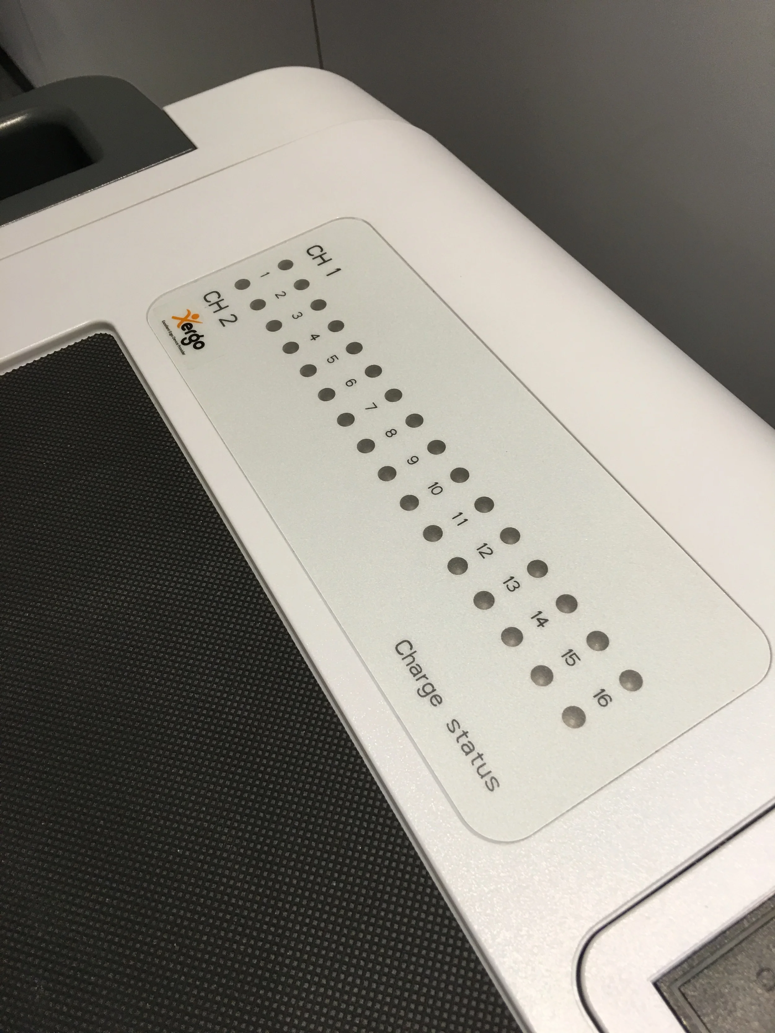 三色 LED 充電狀態指示燈，獨立顯示不同狀態  