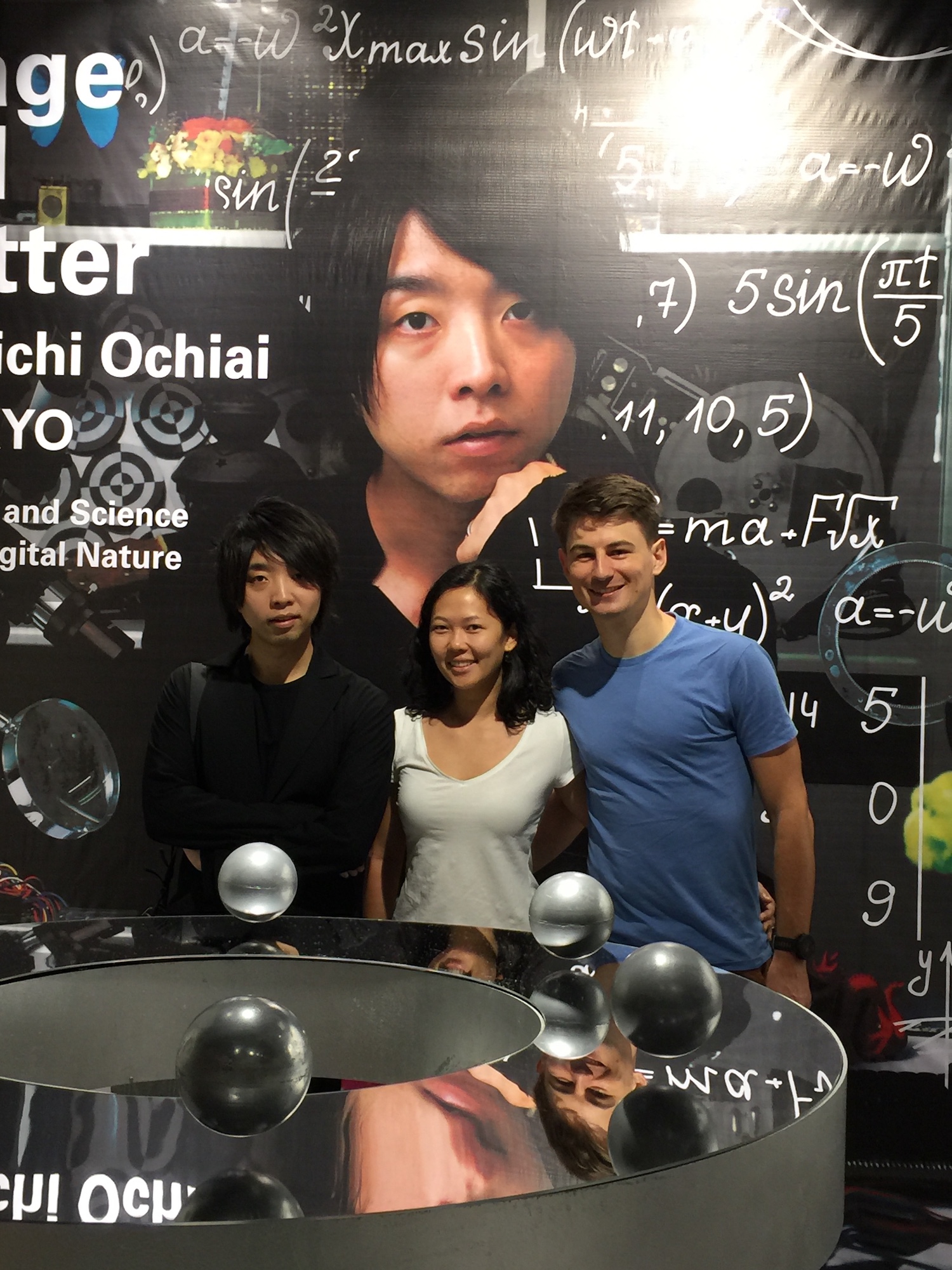 We were fortunate enough to be the very first visitors ! So we had a photo opportunity with the artist and received an autographed card. ❤️