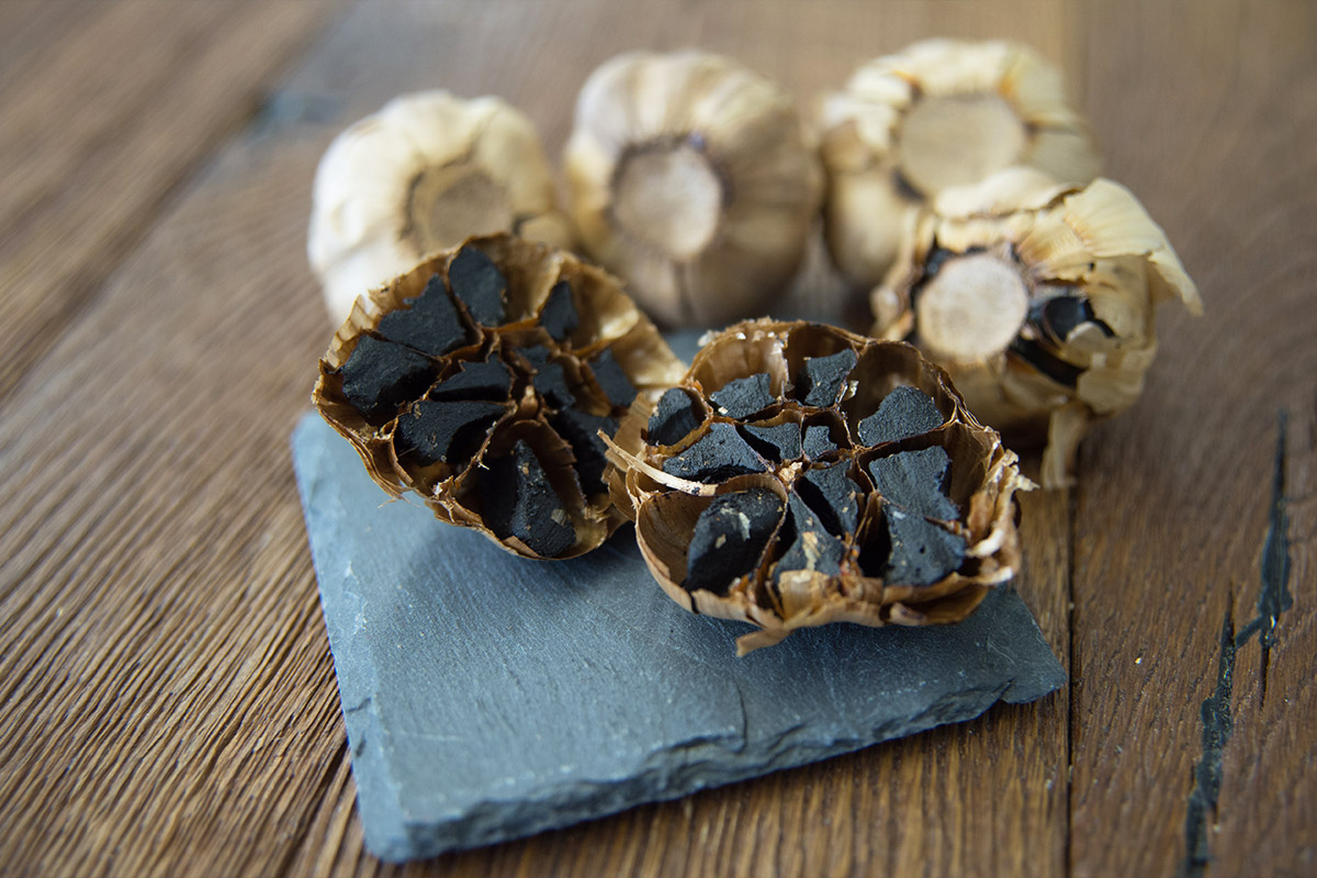 schwarzerKnoblauch.jpg
