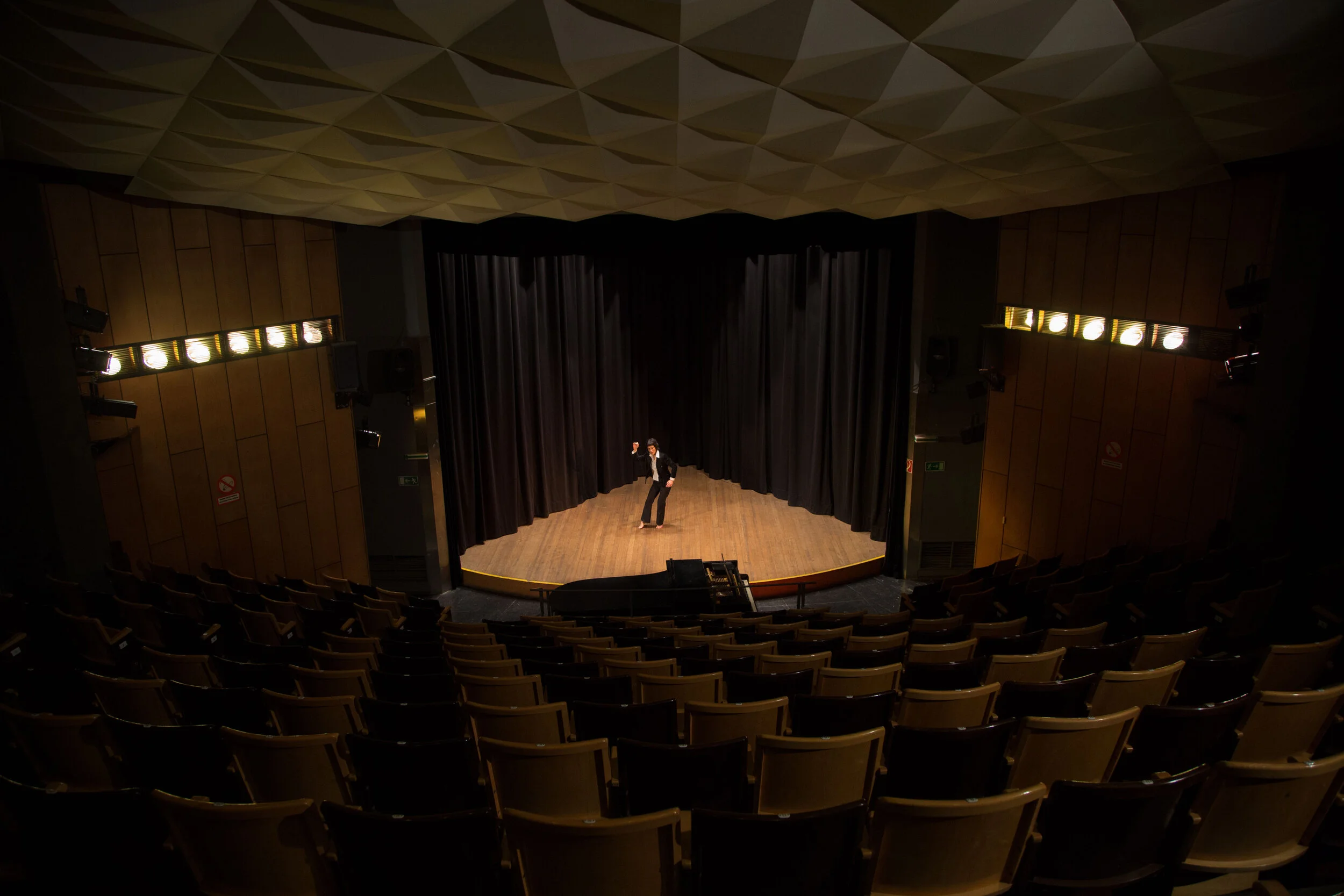 Loulou Omer performing on the stage of Ottakring Adult Education Centre, Vienna, 2019 (Photo: Reinhard Mayr)