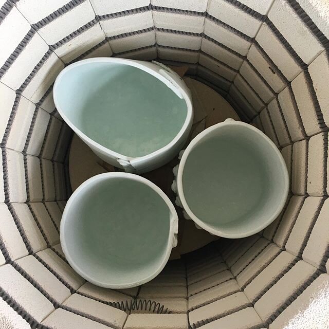 The kiln is on and five planters in there with my turquoise glaze. So excited to see them on Thursday. Watch this space!! .
.
#kiln #planters #planter #three #turquoise #glaze #ceramicglaze #stoneware #buoy #buoys #coastal #coast #seaside #ceramicart