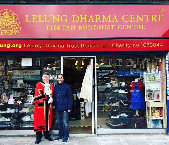 དབྱིན་ཡུལ་ལོ་ནས་ཟླ་བ་གཉིས་ཀྱི་རིང་།།
དམིགས་གསལ་ཉམས་ལེན་ཟམ་མོ་མ་བྱུང་མོས།།
ཆོས་ཚོགས་འབྲེལ་བའི་ལས་དོན་ཆེ་ཕྲ་ལ།།
ཉིན་དང་མཚན་སུ་བྱས་ནས་ལས་དོན་འབད།། དོན་ནི་ཆོས་ཚོགས་ཡོངས་སྒོ་ཉུང་བས་རྐྱེན།།
ལྷ་ཁང་རྒྱབ་ཏུ་སྤོས་དགོས་གནས་སུ་སྦྱར།།
དེ་རྟེན་རང་གིས་འགན་འཁྱེར་རོགས་དགའ་དང་།།
ལྷན་དུ་ལས་ཡུན་རིང་ལ་ཤུགས་ལས་ཆེ་བ་བྱས།། ལས་ཀའི་འབྲས་བུར་ལྷ་ཁང་ཆེ་བ་དང་།།
བེད་སྤྱོད་རྣམ་བགྲང་ཡོད་པའི་ངོ་བོར་འགྱུར།།
དེ་བཞིན་ཚོང་ཁང་འདི་ཡང་ཆེ་བ་དང་།།
ཀུན་གྱིས་དགའ་བར་འོས་པའི་གནས་སུ་འགྱུར།། ལྷག་དུ་མཆོག་གསུམ་དམ་པས་སྦྱིན་རླབས་དང་།།
མགོན་པོ་སྤྱན་རས་གཟིགས་དབང་ཐུགས་རྗེས་མཐུ།།
རིང་ནས་མོད་པའི་ཞི་བདེའི་རྩ་བ་ཅན།།
ཆོས་ཚོགས་གསར་པ་ཞིག་ཀྱང་མངོན་དུ་ཕྱོགས།། རང་དང་འབྲེལ་བའི་དམ་ལྡན་ཆོས་གྲོགས་རྣམས།།
རང་གི་མི་ཚེ་བསྔོ་བའི་གཞན་དོན་འདི།།
རང་གི་བསམ་པ་བཞིན་དུ་ཡོང་བའི་ཆེད།།
རང་རང་ངོས་ནས་ཐུགས་སྨོན་ཅི་ཟམ་མཛོད།།
སླེ་ལུང་པས་ལམ་བར་གྱི་དུས་ཚོད་བླང་ནས་བྲིས།