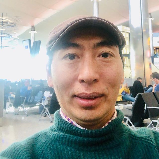 ཆོས་ལ་མ་རྟེན་མི་ཚེ་སྐྱེལ་གྱུར་ན།།
དལ་འབྱོར་མི་ལུས་ཐོབ་པ་སྟོང་ཟད་གྱུར།།
ཆོས་ལ་ཐོས་བསམ་རྐྱང་པ་བྱེད་གྱུར་ན།།
ཕྲུ་གུའི་ཕ་རྒན་མི་ཙམ་གྱུར་ཉེས་ཆེ།། ཆོས་དང་འཇིག་རྟེན་གཉིས་ཀ་རྩམ་གྱུར་ན།།
མི་ཚེ་བྲེལ་བས་གཉིད་ཀྱང་དཀའ་མོ་འདྲ།།
ལུགས་གཉིས་ཕྲག་པར་འཁྱེར་བའི་ཕ་རྒན་ངའི།།
བྱ་བཞག་མཐོང་ན་སུ་ཡང་ཡ་མཚན་བསྐྱེད།། གང་ལྟར་གཞན་གྱིས་ལྷ་འདྲེ་ཅིར་བལྟ་ཡང་།།
དཀོན་མཆོག་དཔང་པོར་བཞག་ནས་ཕྲལ་ཕུག་ལམ།།
ངལ་བར་མི་འཛེམས་གདོང་ལེན་བྱས་པ་ལ།།
བློ་ལྡན་རྣམས་ཀྱིས་ངན་དུ་མི་འཛིན་སྙམ།། རང་གི་གང་ཤེས་ཉམས་སུ་བླང་བ་དང་།།
ཤར་ནུབ་མི་ཡི་མི་ཚེ་སྐྱེལ་ལུགས་དང་།།
རང་གི་ཉམས་མྱོང་བདེ་བསྐྱིད་ཡོང་ཐབས་སོགས།།
གཞན་ལ་བསྟན་པར་ཕན་པའི་རེ་བ་མཆིས།། བྲེལ་བའི་ནང་ལ་ལྷ་ཡུལ་འདྲ་བའི་ས།།
སུད་སིའི་ཕྱོགས་སུ་ཀུན་སློང་རྣམ་དག་གིས།།
དམ་པའི་གསུང་རབ་འགའ་ཞིག་བསྟན་པ་ལ།།
མངོན་དུ་ཕྱོགས་པས་གྲོགས་རྣམས་དགའ་བ་བྱོས།། བཀྲ་ཤིས་བདེ་ལེགས་ལོན་ཌོན་གནམ་ཐང་ནས་དེ་མར་བྲིས།།
28/04/2019