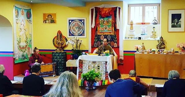 གཞི་ཡི་རྣམ་བཞག་བདེན་གཉིས་འཇོག་པའི་ཚུལ།།
ལམ་གྱི་རྣམ་བཞག་ཐབས་ཤེས་ཟུང་འཇུག་དང་།།
འབྲས་བུའི་རྣམ་བཞག་སྐུ་གཉིས་སྒྲུབ་ཚུལ་སོགས།།
མ་ལུས་གནད་རྣམས་བསྡུས་པའི་ཁྱད་འཕགས་གཞུང་།། ཤཱཀྱའི་དབང་པོའི་ལུང་རྟོགས་ཡོན་ཏན་ཀུན།།
འཆད་པའི་གཞུང་ལུགས་ནམ་མཁའ་མཉམ་པ་ལ།།
མཁྱེན་རབ་རྩལ་གྱིས་གནད་བསྡུས་ཡུངས་དཀར་འབྲུ།།
མཚུངས་པའི་རྟེན་འབྲེལ་བསྟོད་པའི་ལེགས་བཤད་མཚར།། རང་ཉིད་བློ་གྲོས་དམན་ལ་བརྩོན་གྲུས་ཞན།།
རྣམ་གྲངས་ལས་རིགས་བརྩམས་པས་དུས་ཡང་ཟད།།
ཅུང་ཟད་སྦྱངས་པ་རྣམས་ཀྱང་དྲན་པའི་ཡུལ།།
དེ་ཙམ་མེད་ན་གཞན་ལ་ཅི་འཆད་སྙམ།། འོན་ཏང་བཤེས་གཉེན་དམ་པའི་བྱིན་རླབས་དང་།།
རང་གི་གཞུང་དོན་ཅུང་ཟད་དྲན་པ་རྣམས།།
བཟློས་གར་བལྟས་པའི་ཚུལ་དུ་མ་བཞག་པར།།
སེམས་དང་འབྲེལ་བའི་ཉམས་མྱོང་འཆད་ཅི་སྐྱོན།། འདི་ལྟར་བསམ་ནས་འཇམ་མགོན་བླ་མའི་གསུང་།།
རྟེན་འབྲེལ་བསྟོད་པའི་ལེགས་བཤད་ཟབ་མོ་འདི།།
ཞོགས་དགོང་བྱས་ནས་ཉིན་མ་ཙམ་ཞིག།???
སུད་སིའི་རི་རྩེར་དགའ་ལྡན་ཆོས་སྐོར་བཤད།། འདི་ཡི་དགེ་བ་ཇི་སྙེད་བསགས་པ་གང་།།
ཕྱག་ན་པདྨོ་བསྟན་འཛིན་རྒྱ་མཚོ་ཡི།།
སྐུ་ཚེ་བརྟན་ཅིང་མཛད་ཕྲིན་རྒྱས་པ་དང་།།
ཤཱཀྱའི་རིང་ལུགས་ཡུན་དུ་གནས་ལ་བསྔོའོ།།
