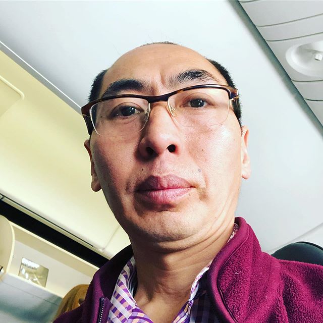 སྣ་ཚོགས་འཇིག་རྟེན་ཁམས་ཀྱི་ཡ་གྱལ་ཞིག།
མི་ཡི་འཇིག་རྟེན་ཆགས་པའི་གོ་ལ་དང་།།
ཟད་མེེད་འདོད་པ་ཅན་གྱི་མི་རྣམས་ཀྱིས།།
ལྷ་ཡུལ་རྩིས་པའི་ནིའུ་ཡོག་ལ་འགྲོ། བཅུ་ཕྲག་གསུམ་ལ་ཟིན་པའི་དུས་ཡུན་ན།།
ལན་བགྲངས་མང་པོར་ཡུལ་འདིར་སླེབས་སོང་ཡང་།།
ལྷ་ཡུལ་ལྟར་ཞོག་བདེ་སྐྱིད་ལྡན་པའི་མི།།
ཡིད་རང་བྱས་ས་སུ་ཡང་ཐུག་མ་བྱུང་།། སྤུན་གཉེན་གྲོགས་པོ་ཡོད་ཀྱང་ཐུག་དཀའ་མོ།།
འབྱོར་པའི་ཆེད་དུ་དལ་བའི་དུས་མེད་ས།།
ས་ཕྱོགས་འདི་ལ་འགྲོ་འདོད་ཆེར་མེད་ཡང་།།
ཆོས་གྲོགས་གཅིག་གིས་བཀའ་བཙན་དབང་གིས་འགྲོ། བོད་ཀྱི་ཁང་པར་ཆོས་ཀྱི་བྱེད་སྒོ་ནི།།
བླ་མ་མཁན་ཆེན་སློབ་མ་ཙོང་ཁ་པ།།
རྣམ་གཉིས་མཇལ་ནས་གངས་རིའི་ཁྲོད་འདི་ན།།
མདོ་སྔགས་བསྟན་པ་འཆད་པའི་ཚུལ་ལ་འཇུག།
དེ་ཡི་མཇུག་ཏུ་མོས་ལྡན་འགའ་ཞིག་ལ།།
བཅོམ་ལྡན་གསང་བའི་བདག་པོ་ཡི།།
སྐུ་གསུང་ཐུགས་ཀྱི་རྗེས་གནང་ཞིག།
རེ་བ་ལྟར་དུ་འབད་འཆར་ལགས།། རང་གི་ལས་དོན་ཆེ་ཕྲ་གང་བྱས་ལ།།
དགའ་བའི་སེམས་དང་ལྡང་བའི་སེམས་ཀྱིས་ནི།།
ཅི་བྱ་བལྟ་བའི་མེ་ལོངས་ངོ་དེབ་ན།།
ངལ་བ་མེད་པར་གཟིགས་ཕྱིར་འདི་ན་བཀོད།།
སླེ་ལུང་པས་གནམ་གྲུའི་རྐུབ་སྟེགས་དྲོད་ལོངས་མེད་པར་དེ་མར་བྲིས།
22/05/2019