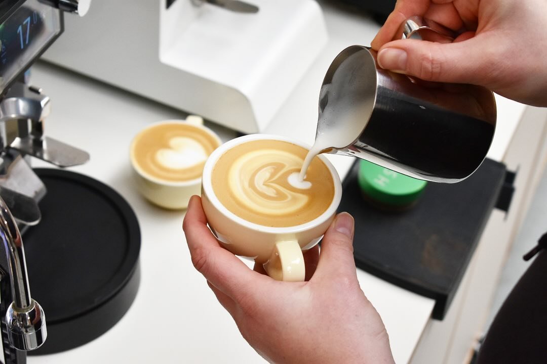 ⏰BARISTA WORKSHOP⏰ coming up! 
This Saturday 27th April | 10am - 12:30pm
&bull;
Unexpectedly, we&rsquo;ve had 1 SPOT become available for Wendy&rsquo;s Barista Workshop this Saturday. Will you be the lucky one to claim it?
🤩 
&bull;
Learn how to dia