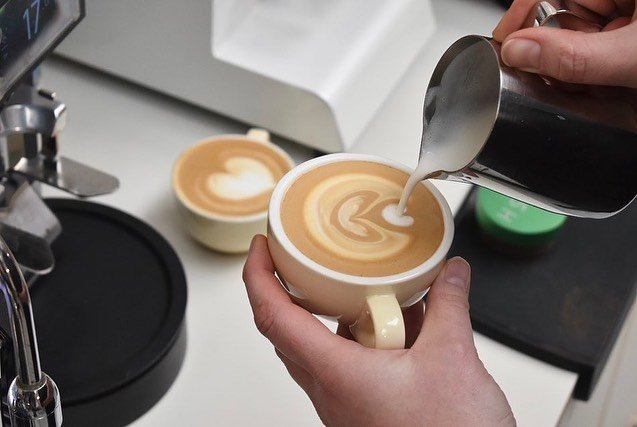 ⏰BARISTA WORKSHOP⏰ coming up! 
Sunday 19th May | 10am - 12:30pm
&bull;
Spending this coming weekend in Margate? Join our brilliant trainer Wendy for a morning of coffee making fun 🤩 
&bull;
Learn how to dial-in your coffee and fine tune those espres