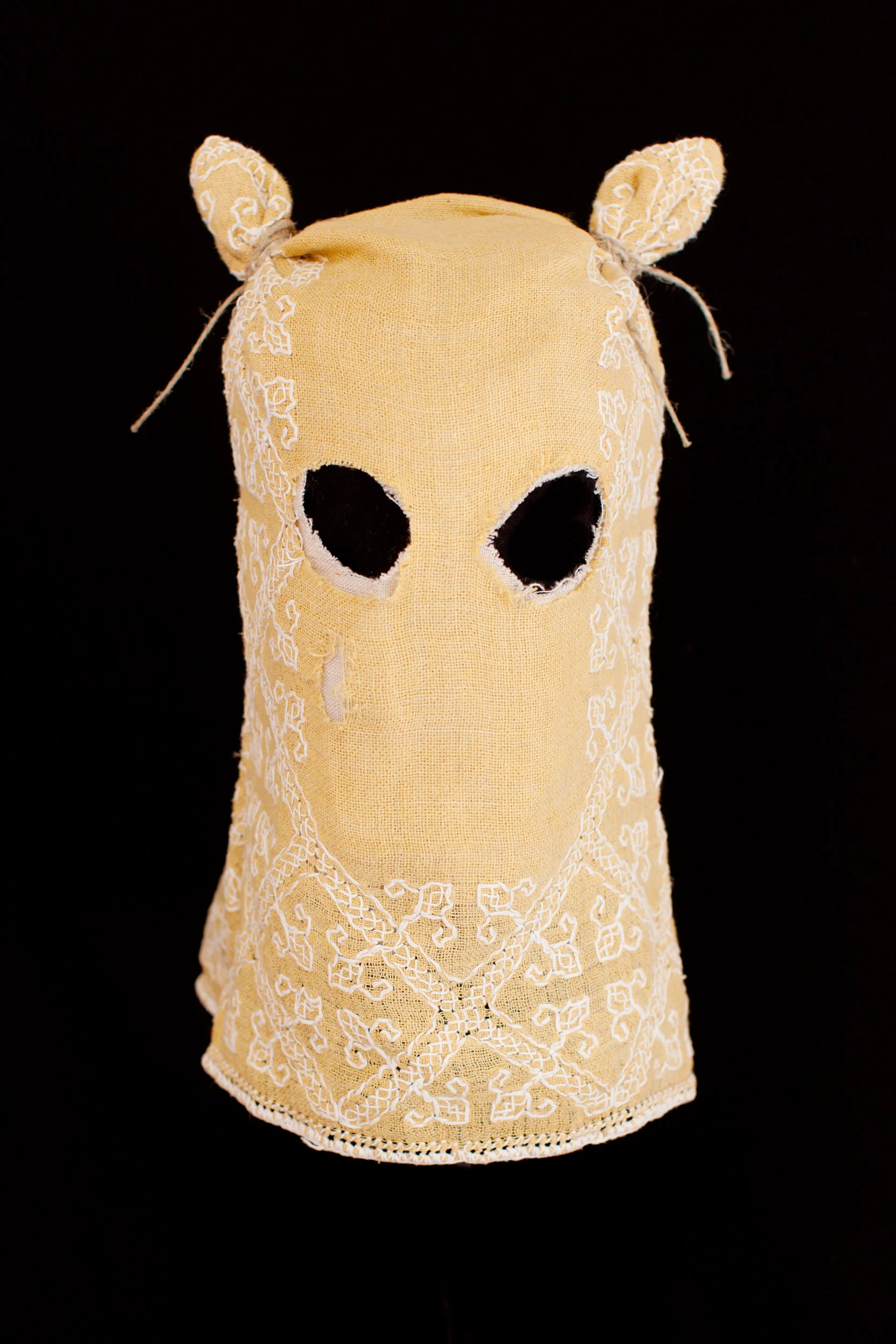 Mask (yellow) / 2013 from the serie “Apotropäen” textiles and cord 25 x 25 x 30cm