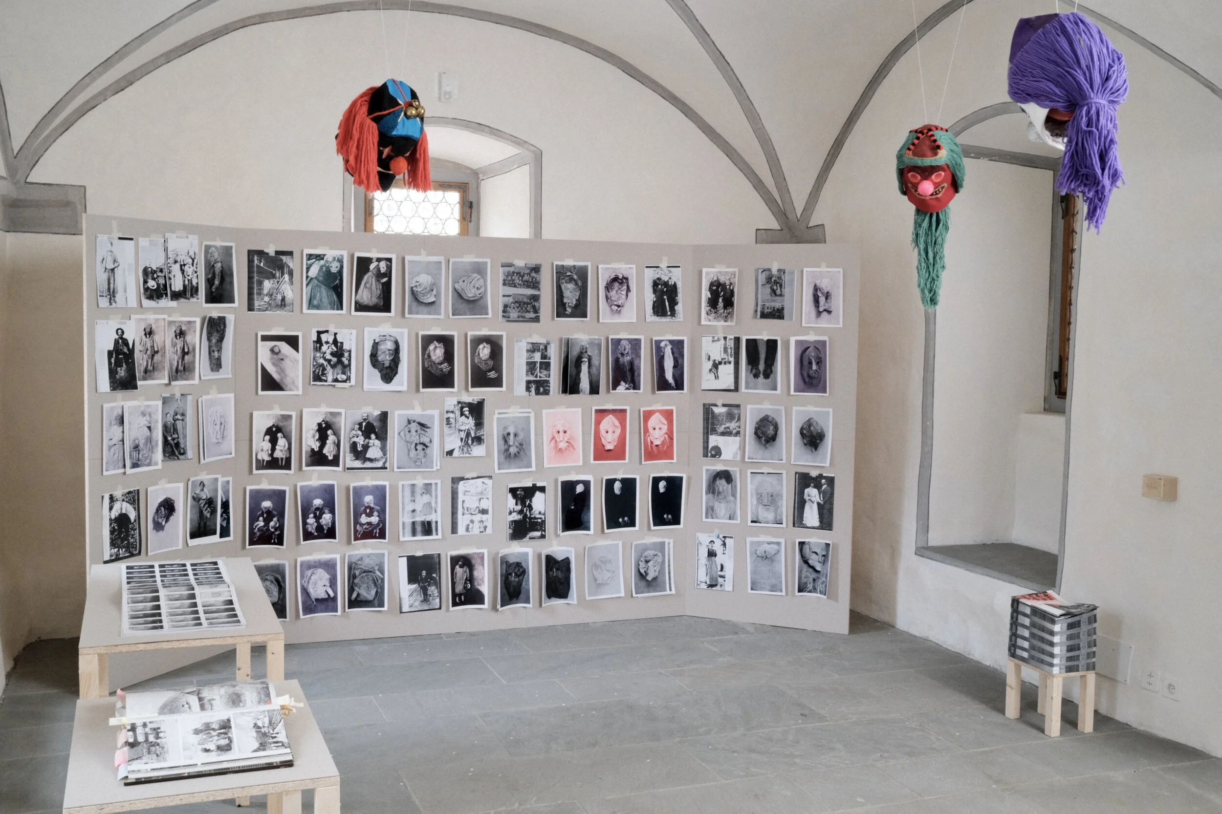  Aus der Serie Clowns 2015 / Textilien und div. Materialien  Artbeitswand zu  Kaum einer wird sich noch erinnern, Uri damals ein Epilog von Nathalie Bissig  2018 – 2019 