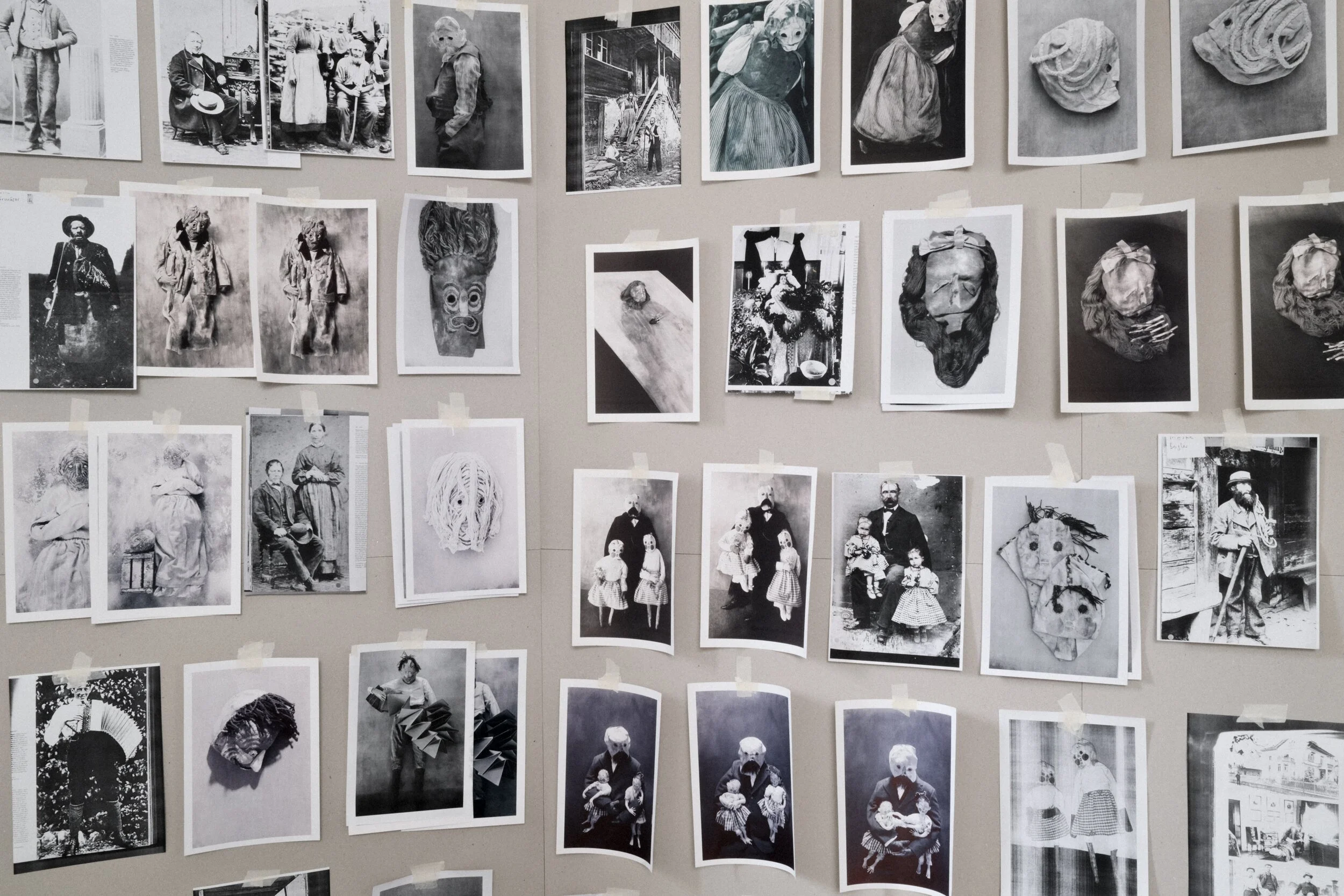  Artbeitswand zu  Kaum einer wird sich noch erinnern, Uri damals ein Epilog von Nathalie Bissig  2018 – 2019 