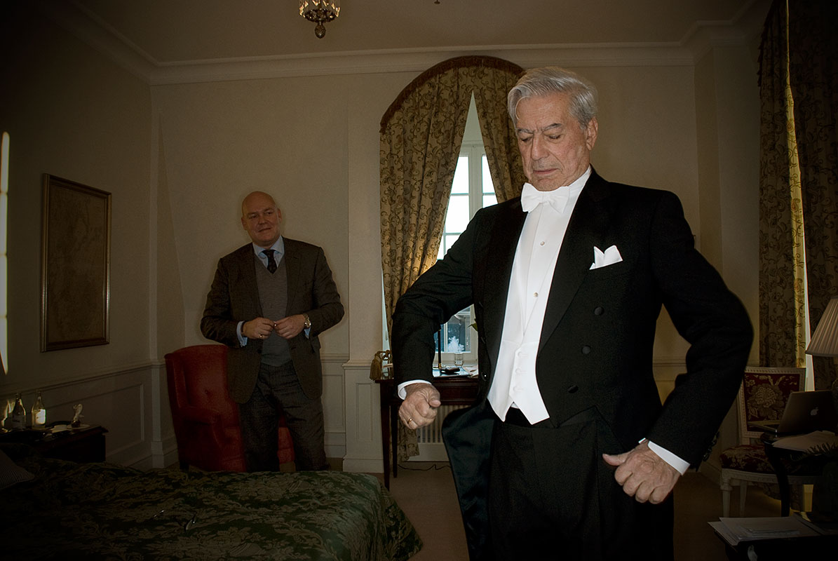  Mario Vargas Llosa getting dressed in order to receive the Nobel Prize (Stockholm 2010) 