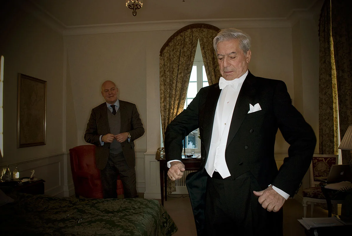 Mario Vargas Llosa getting dressed in order to receive the Nobel Prize (Stockholm 2010)
