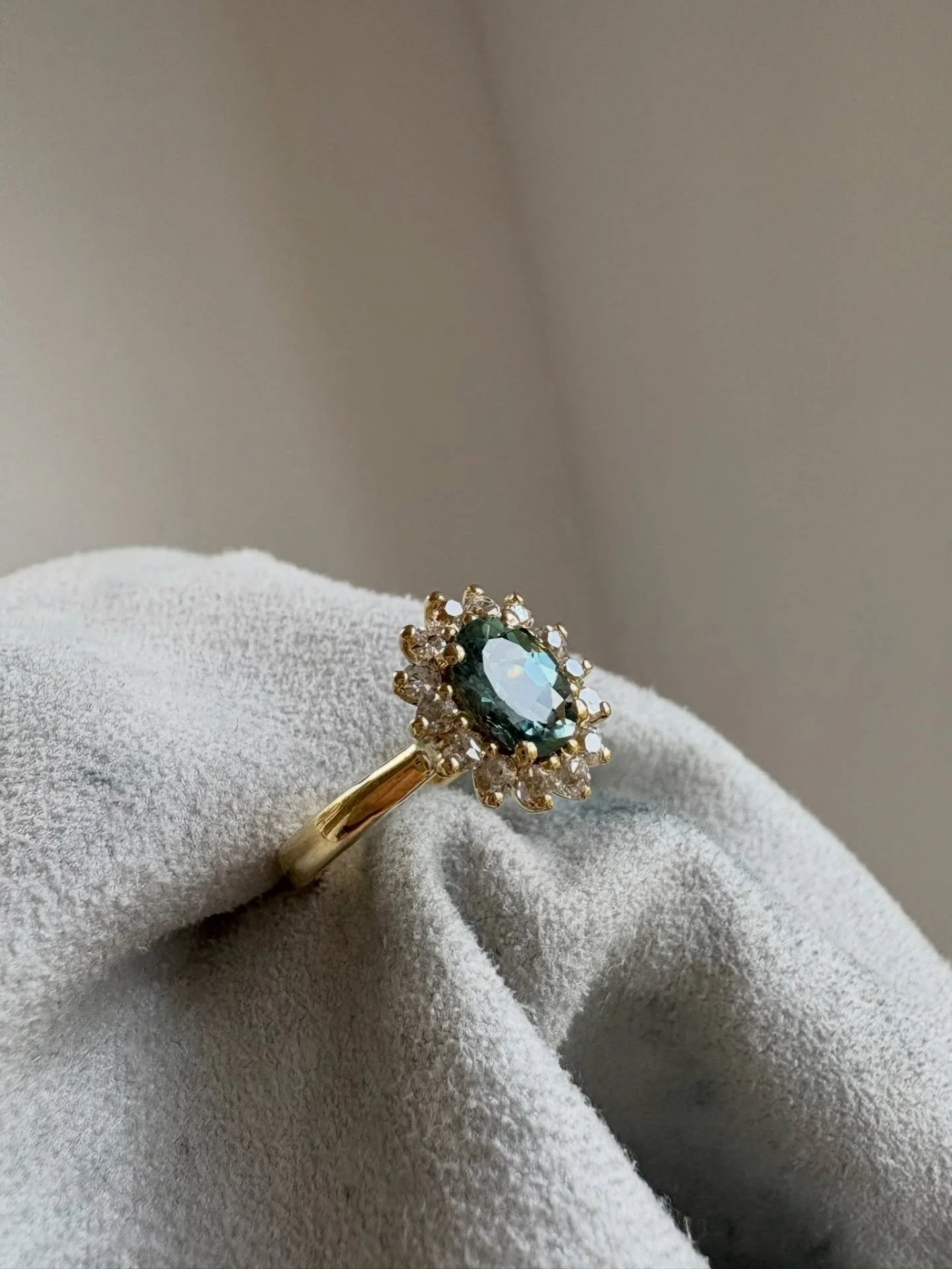 Some designs never lose their magic 🤍

A soft oval centre, surrounded by a delicate halo of light &mdash; balanced, romantic, and endlessly elegant. It&rsquo;s the kind of silhouette that feels just as beautiful today as it will decades from now.

T