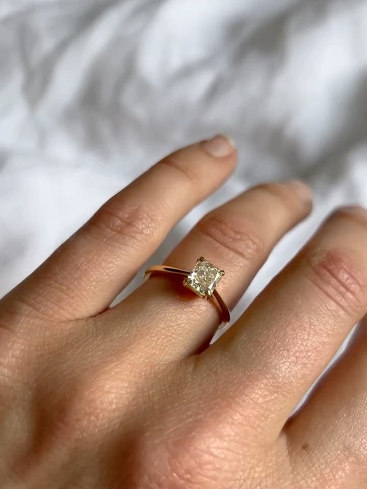Sometimes minimalist designs speak the loudest 🤍 Swipe through to see this beautiful engagement ring sitting beautifully with its future wedding band.