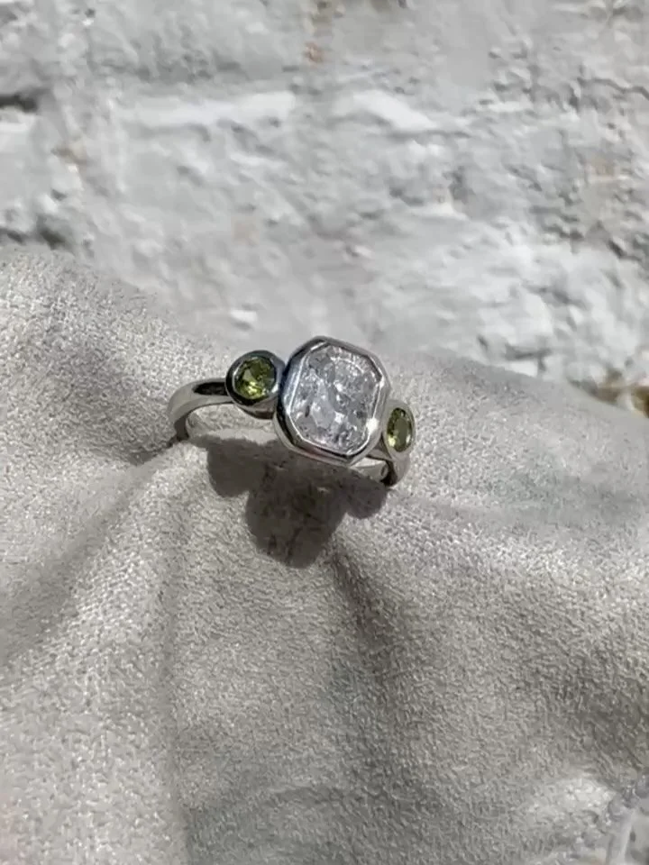A contemporary take on a trilogy ring, with an absolutely showstopping central diamond 🤍

Every element of this ring was carefully curated and thought through for a lovely KIND customer, and it was an absolute privilege to bring their vision to life