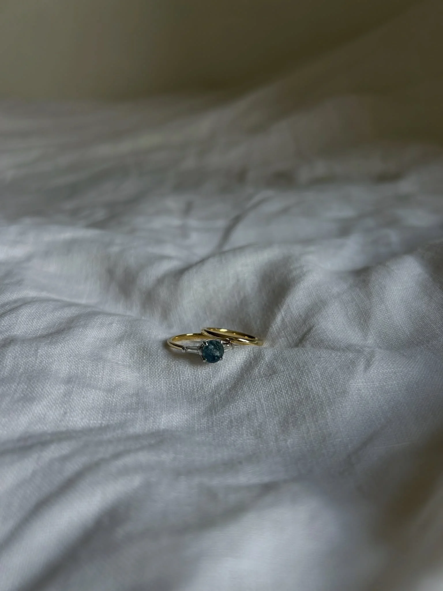 A stunning Ceylon central sapphire, flanked by two baguette diamonds&hellip; say no more 🤍