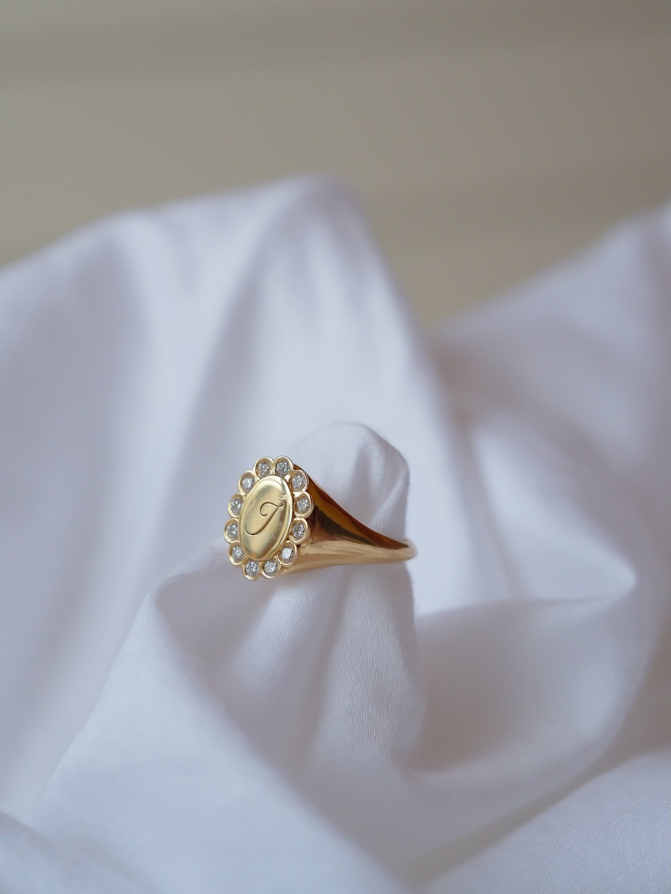 Wedding bands don&rsquo;t have to be simple &mdash; and they don&rsquo;t have to live next to your engagement ring either 🤍

This bespoke signet wedding ring was made for a client who wanted something deeply personal. Her husband&rsquo;s initials si