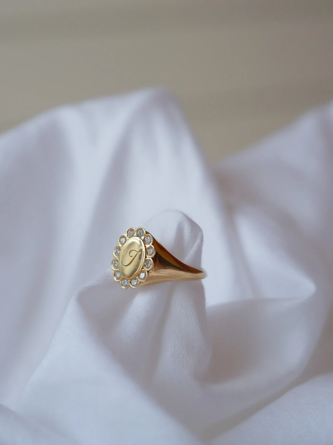 Wedding bands don&rsquo;t have to be simple &mdash; and they don&rsquo;t have to live next to your engagement ring either 🤍

This bespoke signet wedding ring was made for a client who wanted something deeply personal. Her husband&rsquo;s initials si