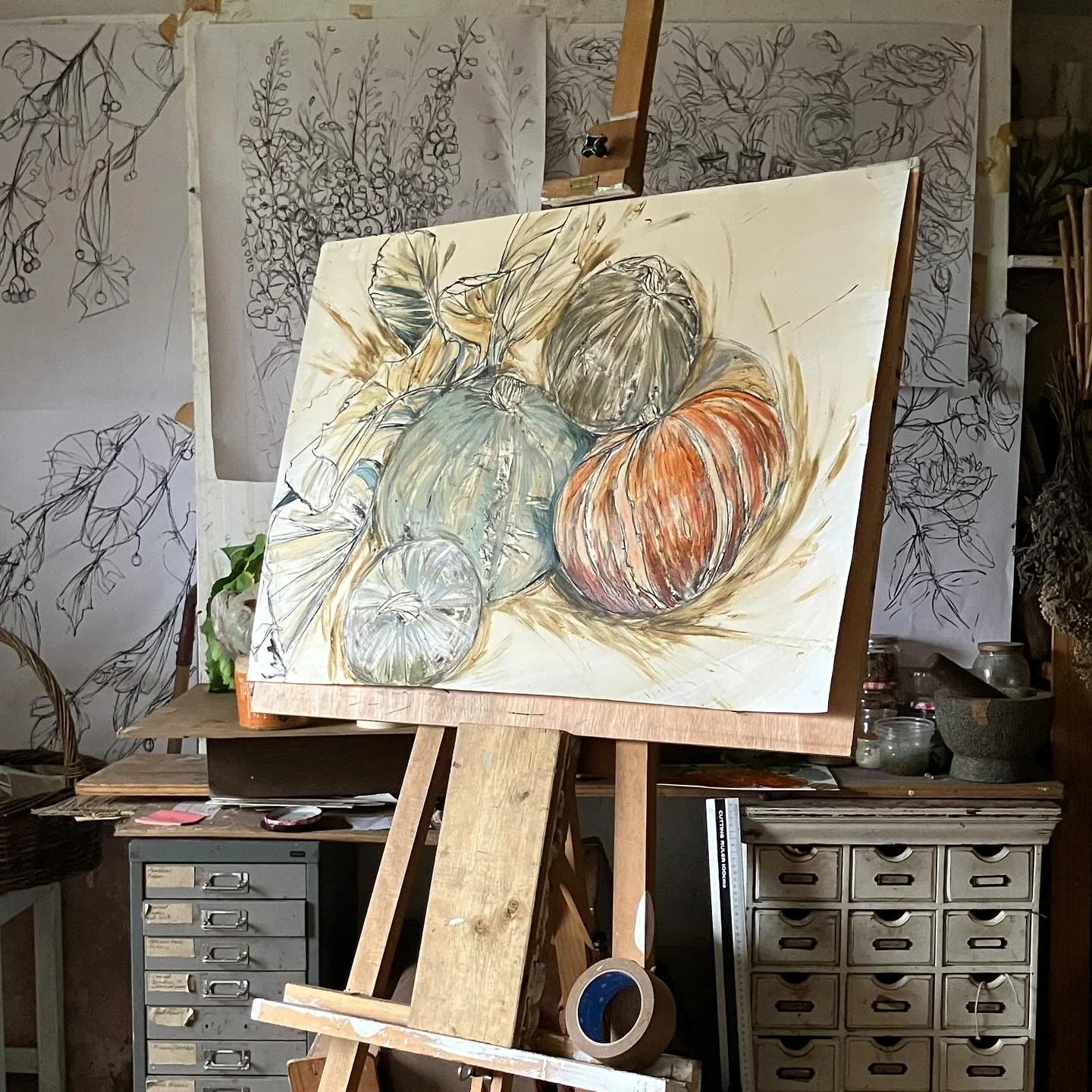 Back in the flow&hellip;.
When I draw I connect my inside to my outside and express myself which gives me momentum in my work and daily life&hellip;😁Drawing is necessary it pulls everything together ❤️#kitchengarden#artist#natashaclutterbuck#pearlso