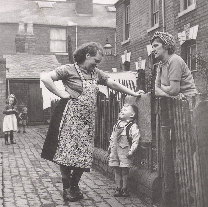 Working-class mothers taking a break from their chores, 1950.