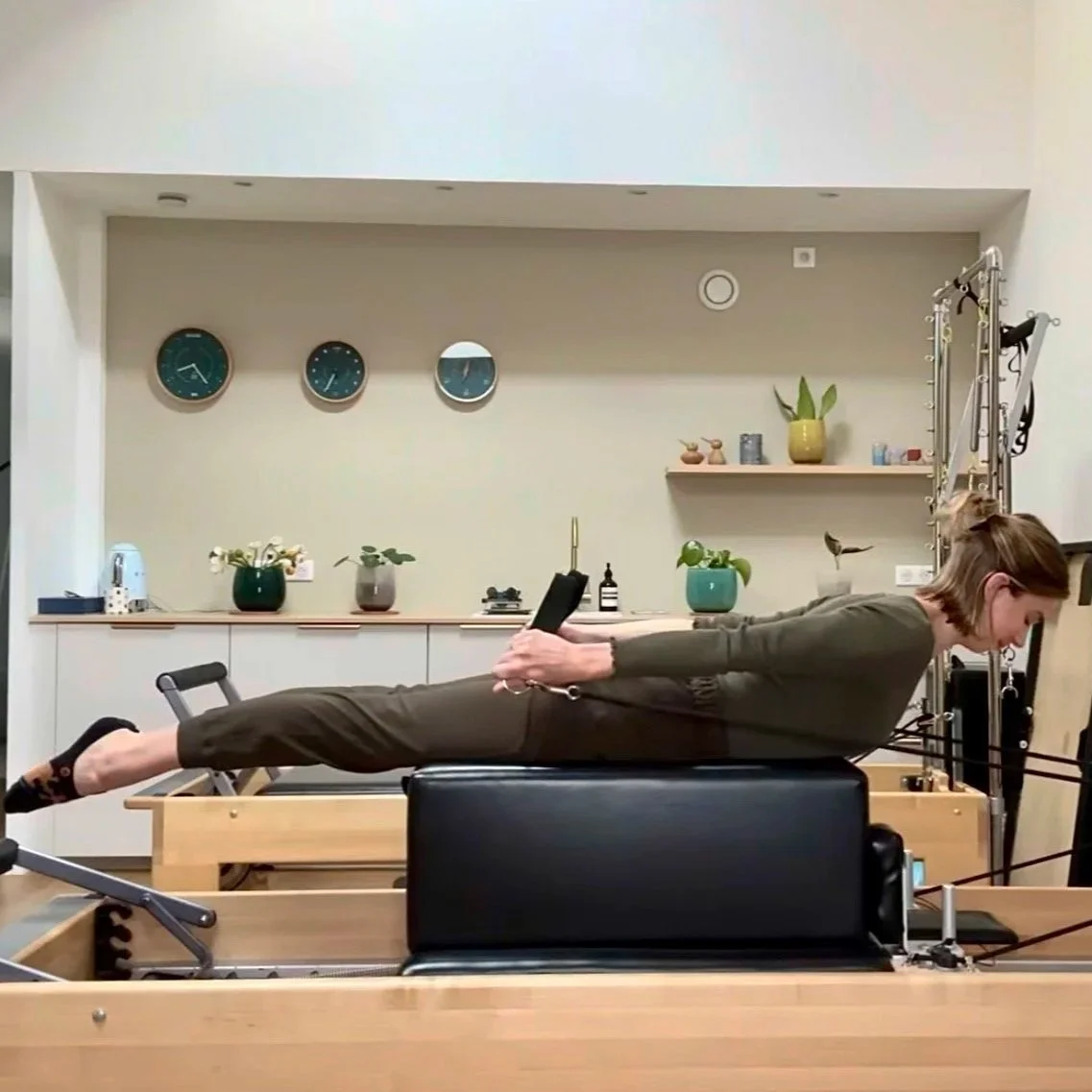 exercice-pilates-reformer-pulling-straps-bordeaux