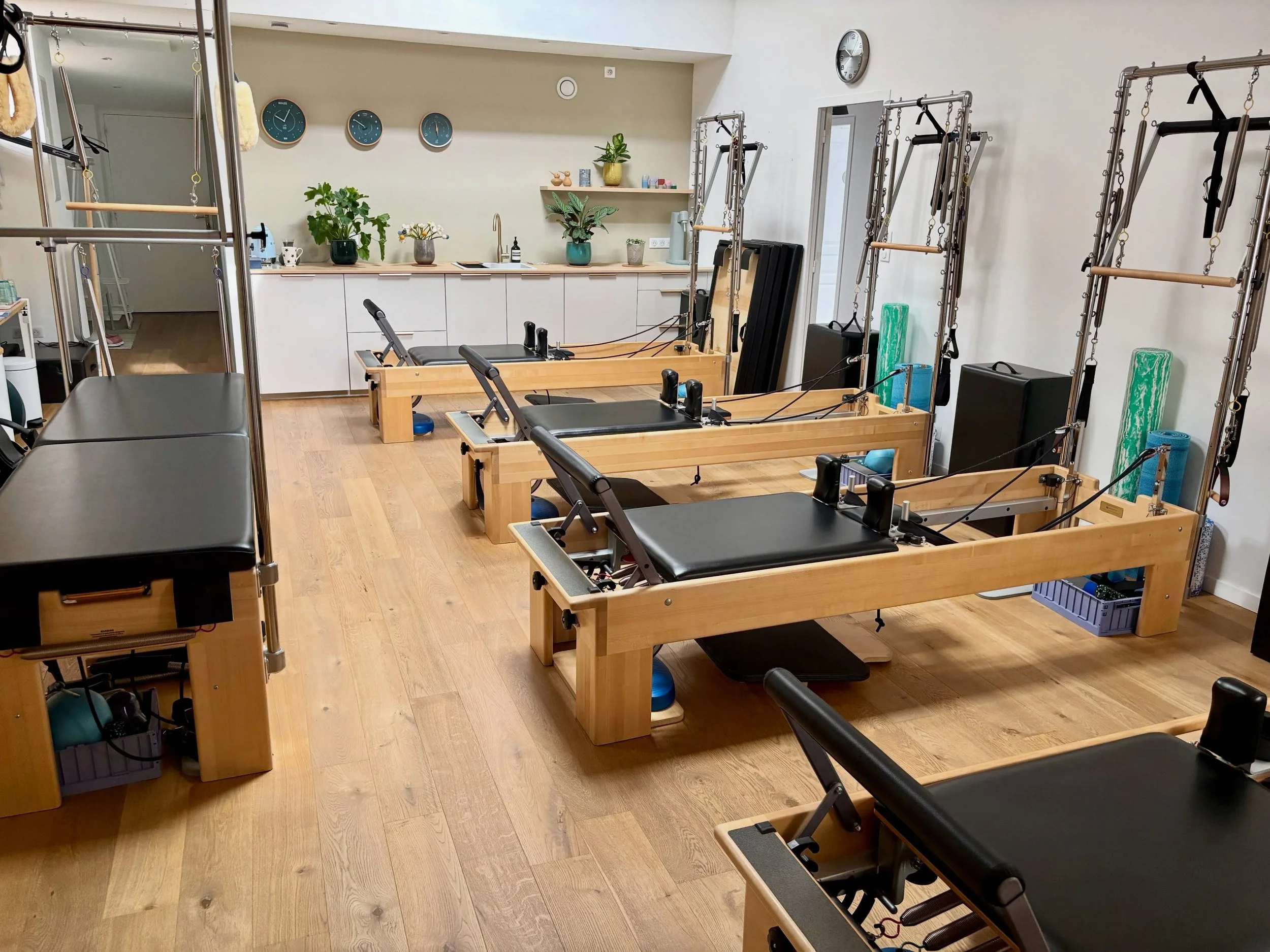 ✨Bienvenue chez M Studio Pilates✨
Un studio imagin&eacute; comme un lieu intime et chaleureux, o&ugrave; l&rsquo;on peut prendre le temps de se reconnecter &agrave; son corps et de profiter pleinement de sa s&eacute;ance.
Ici, les cours se d&eacute;r