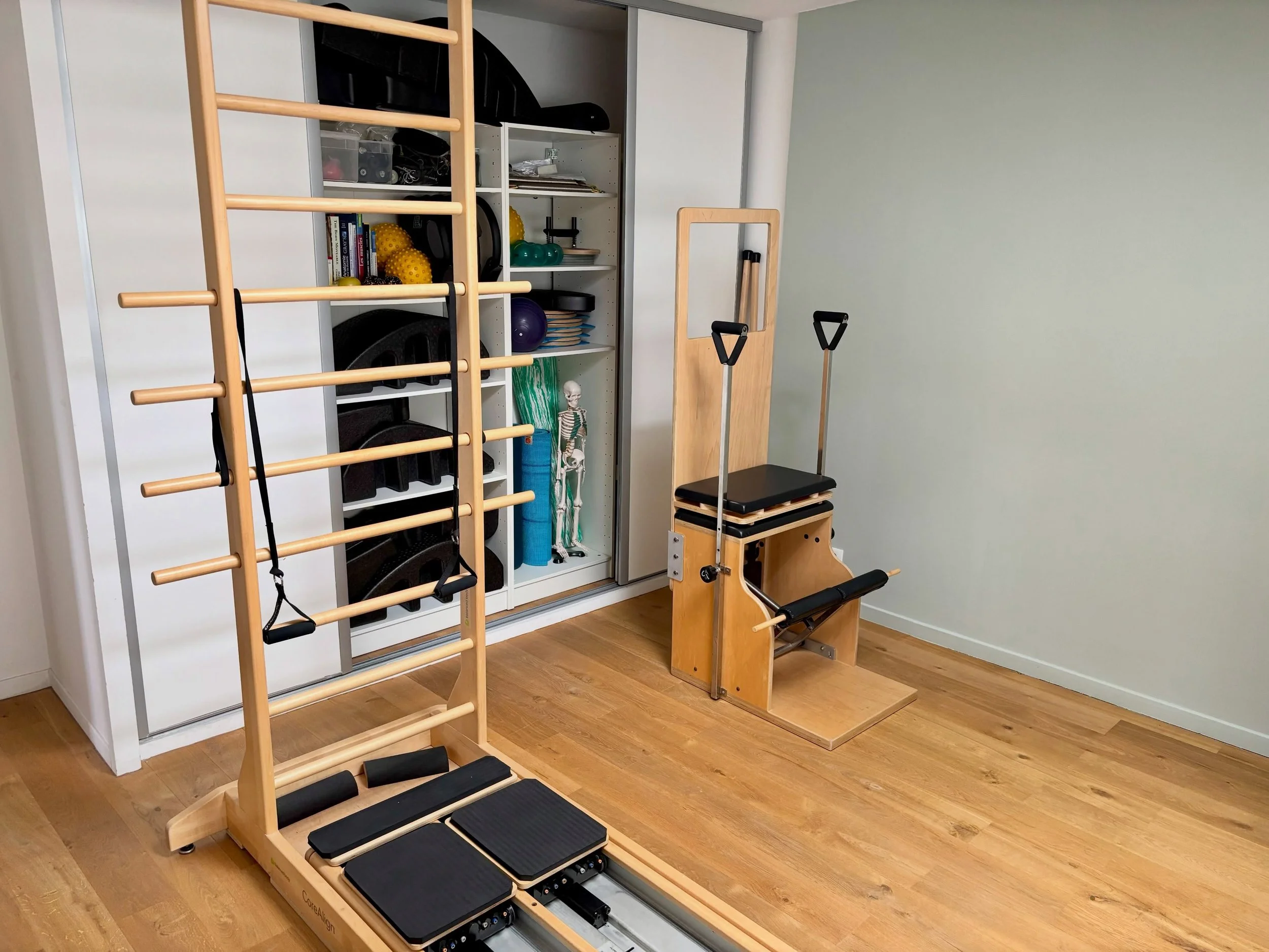 Le Pilates sur appareils, bien plus que le Reformer.
Chez M Studio Pilates, le Reformer n&rsquo;est pas le seul appareil utilis&eacute; pendant les s&eacute;ances.
Le studio dispose &eacute;galement de Towers, Chair, Barrel, Spine Corrector et autres