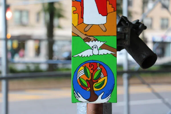 2018-El-Salvador-Cross_handshake_websize600.jpg
