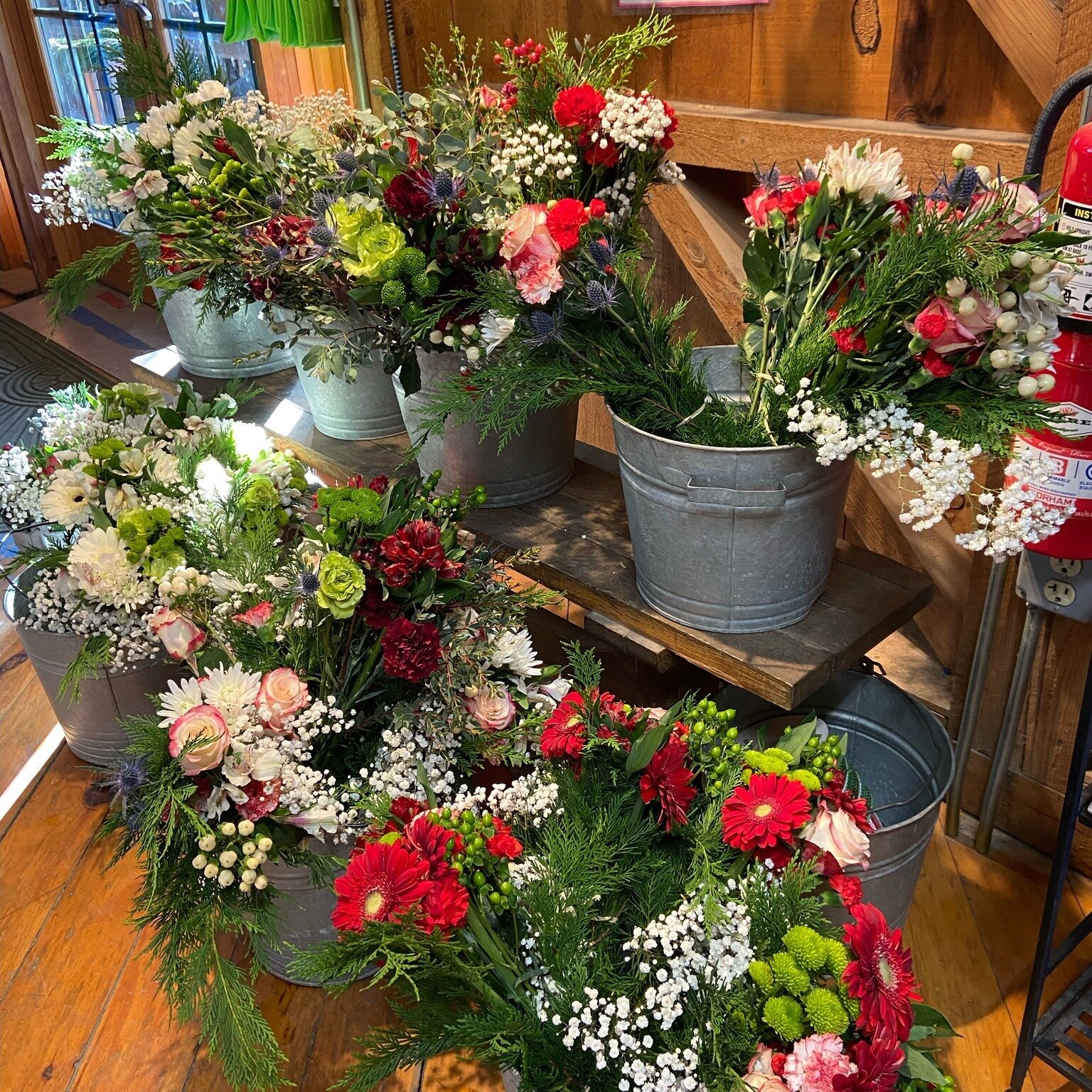 Find festive flower bouquets and other great hostess gifts for the holidays in our market this weekend! We'll be open on Saturday from 9am to 6pm and on Sunday from 9am to 5pm.