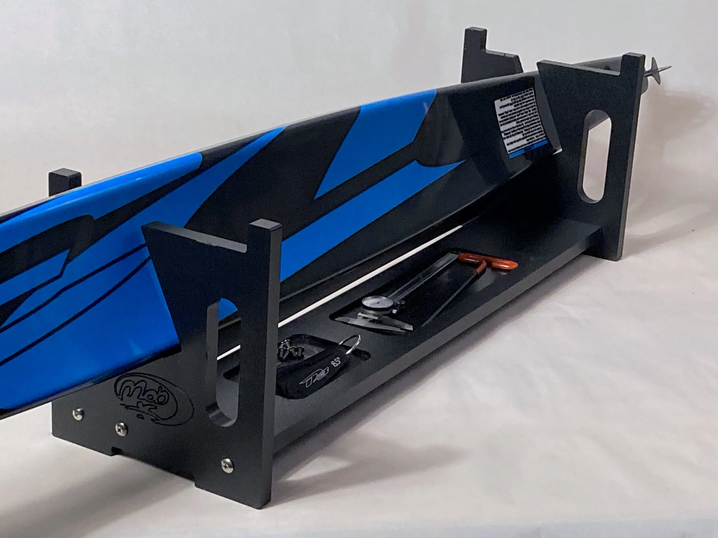 Holds ski at an angle or flat.