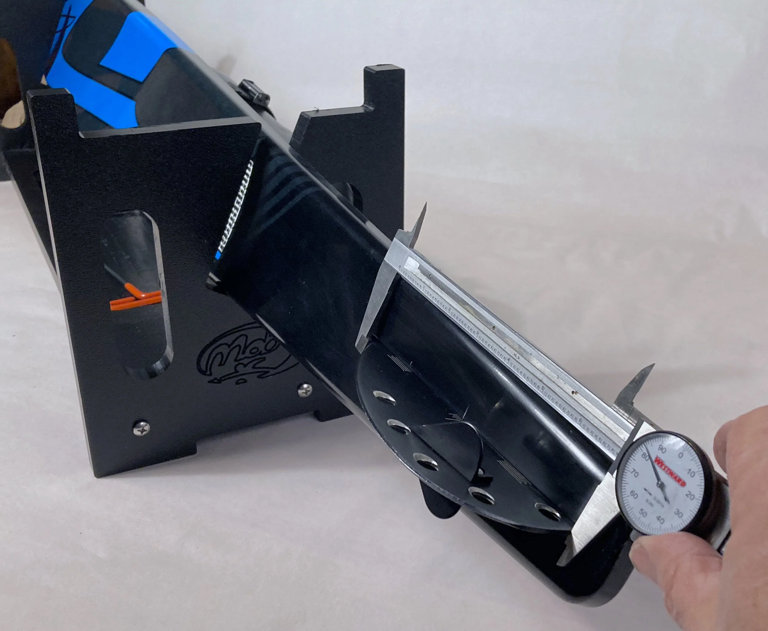 Holds ski at an angle for convenient reading calipers and adjusting fin.