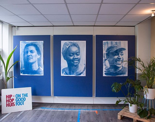 New work
Aan de hand van de blauwdrukken die ik voor @dekrachtvanrotterdam heb gemaakt ben ik door @aruna gevraagd een mural te maken in het HipHopHuis. Het is een drieluik geworden waarin drie van de community builders van het HipHopHuis centraal st