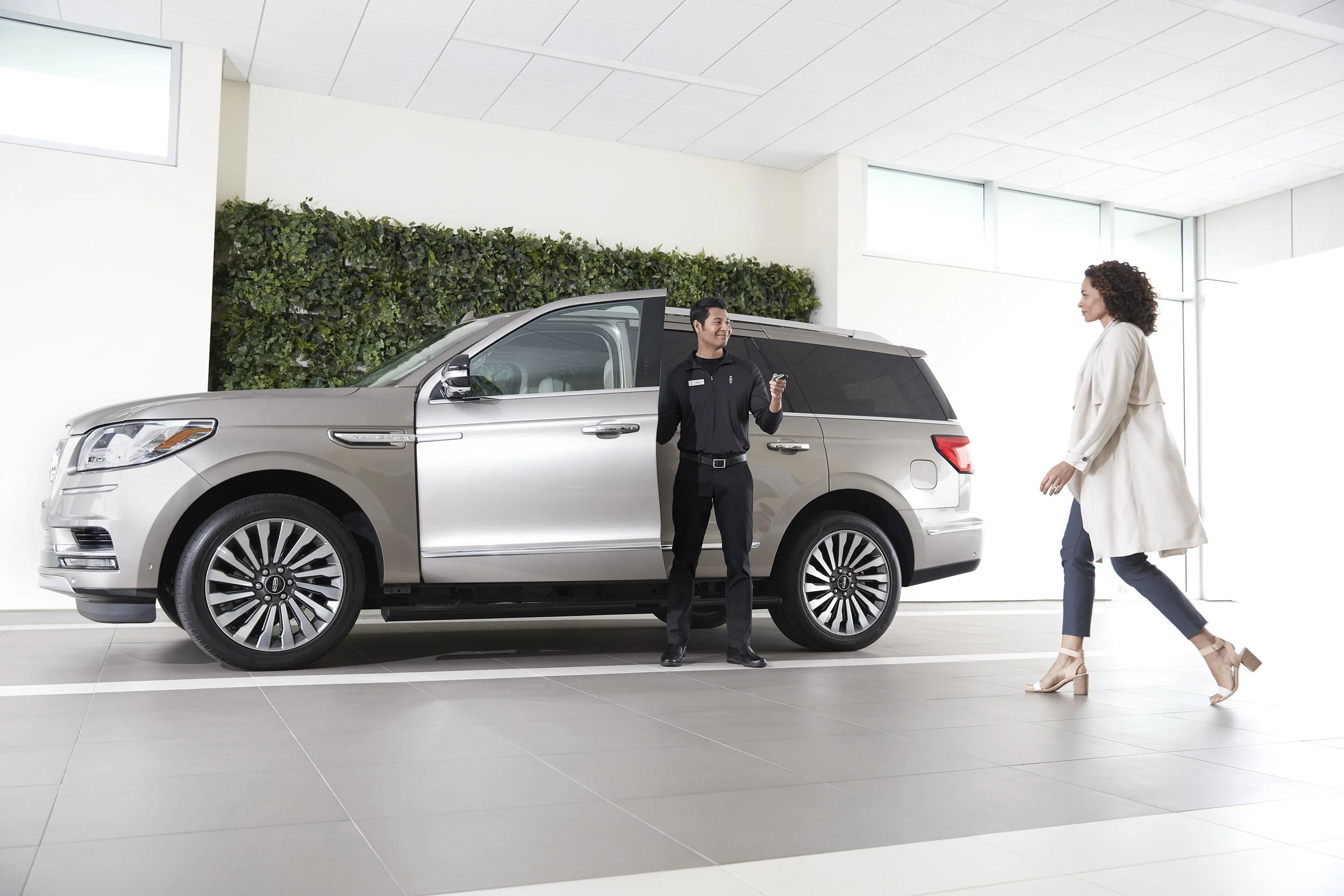 18_LCN_XBD_44103_Service_Valet_Client_Service_Lane_After.jpg