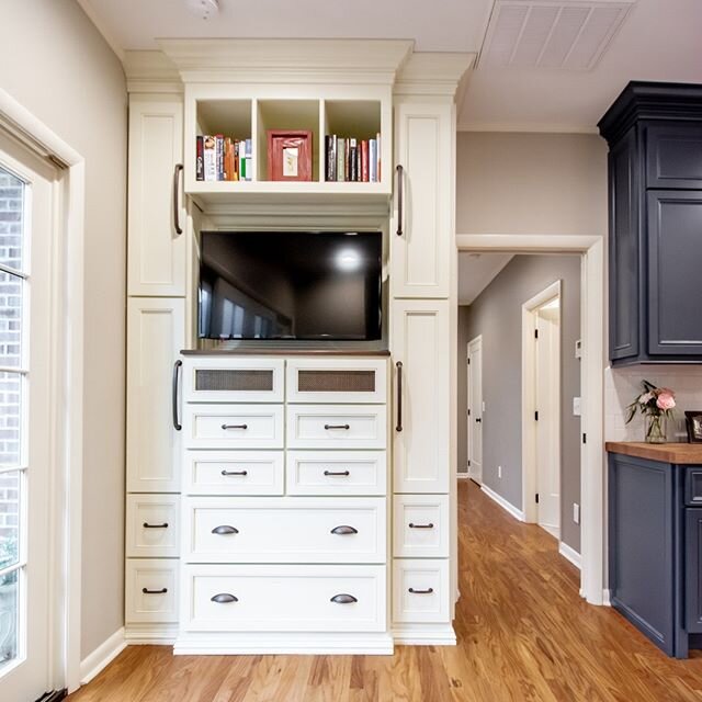 Custom built-ins always help our client expand the functionality of their space and fit their needs just right. Thanks @vannostrandcabinets for this beautiful work.