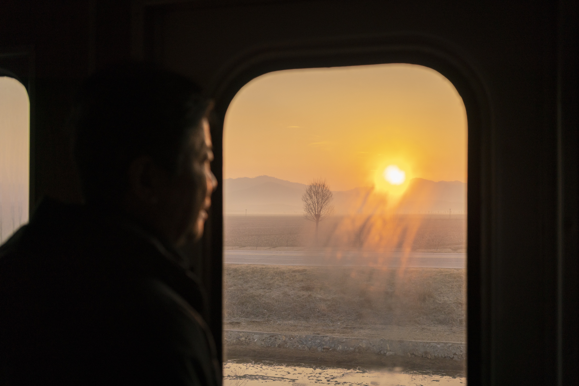  The journey from Sinŭiju–a North Korean city on the Chinese border–down to Pyongyang, is a six hours-long ride, passing through the central highlands, towns and villages. 