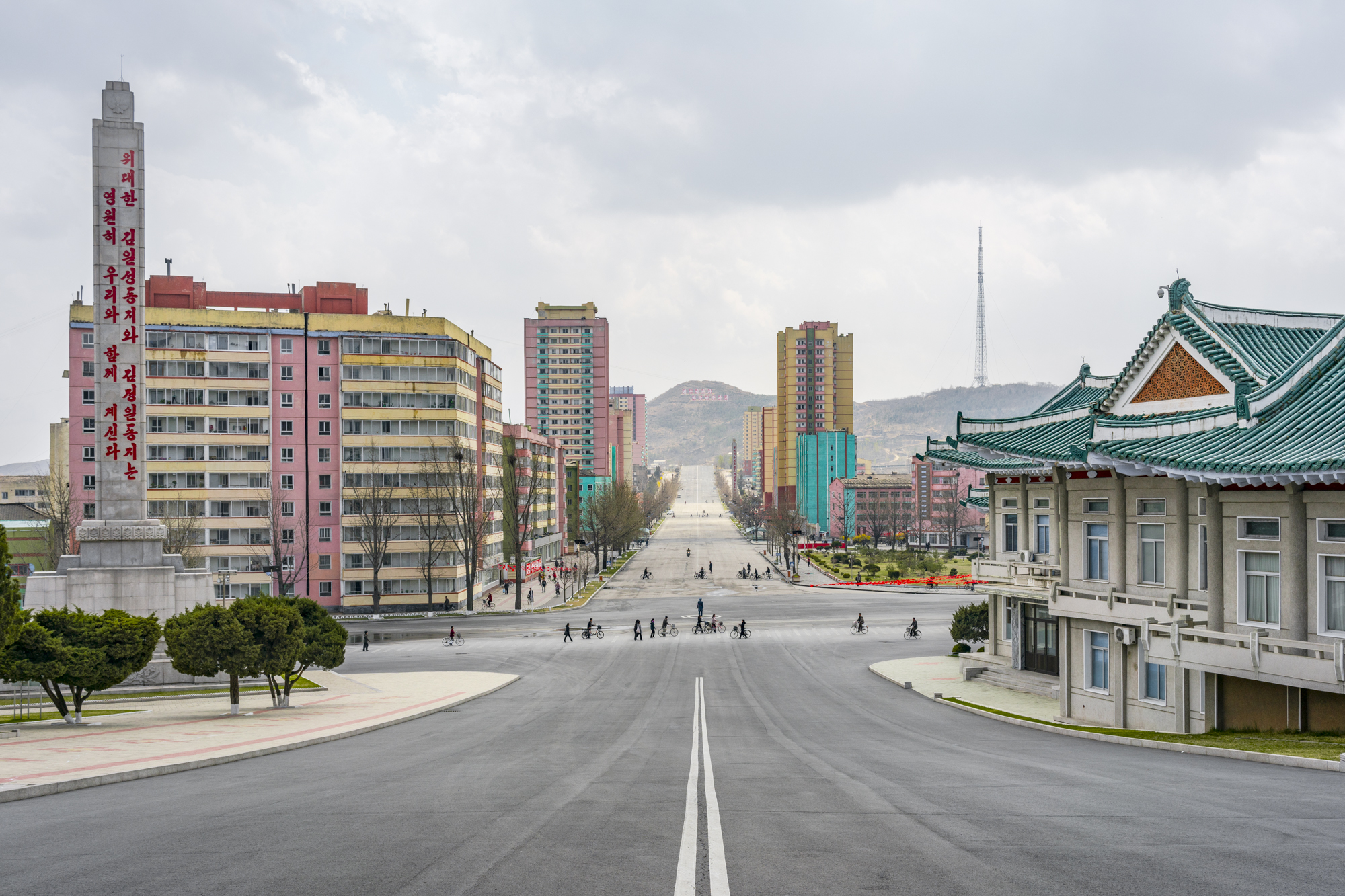  A street scene in Kaesŏng, North Hwanghae Province, the ancient capital of the Koryo Dynasty, North Pyongyang. On the left, the monument inspired by the  Juche  Tower. 