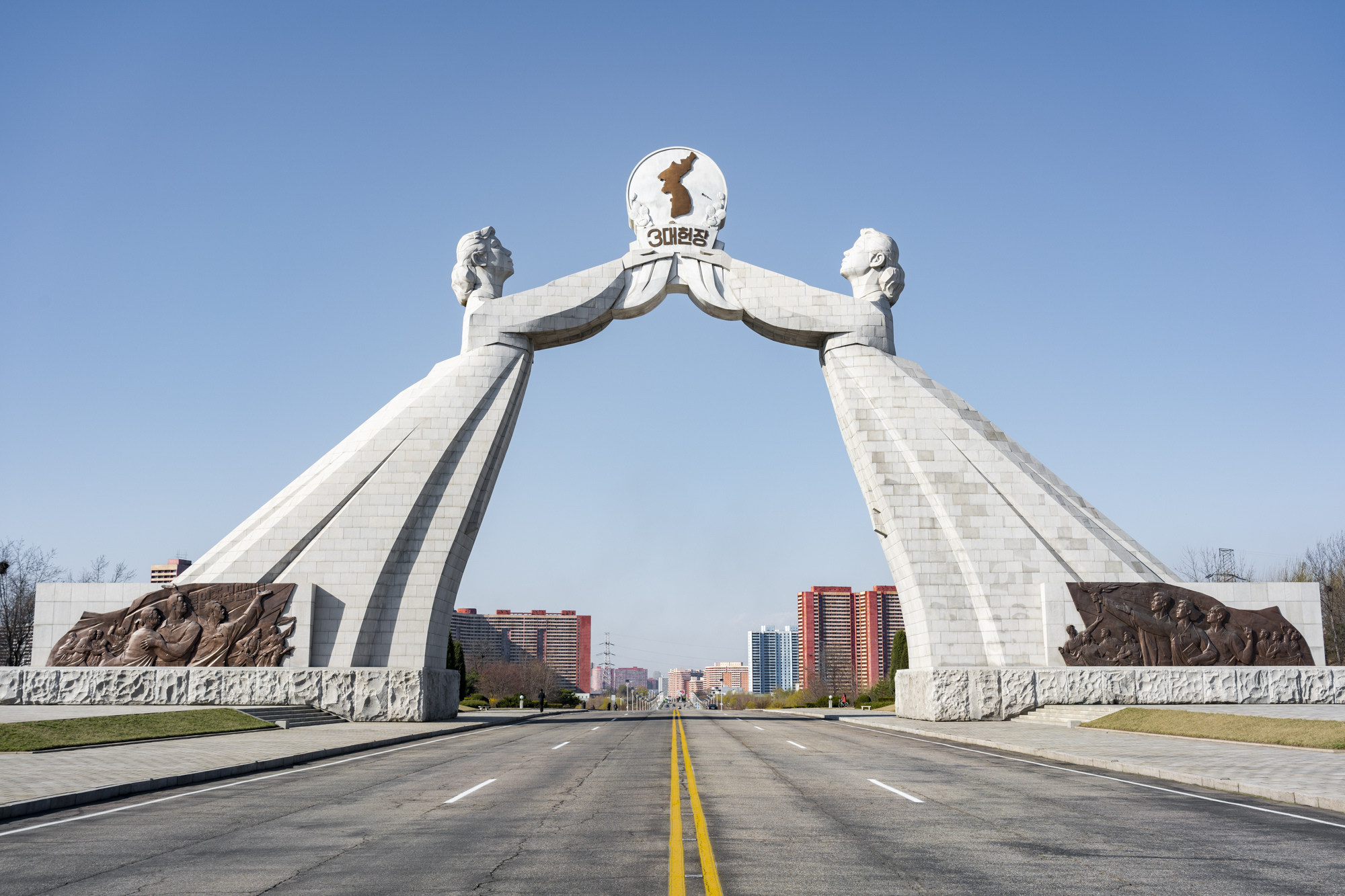  The  Arch of Reunification  on the Reunification Highway   in Pyongyang, is a monument that symbolises North Korea's intention of reuniting North and South Korea into one democratically governed 'Koryo Federation.' 